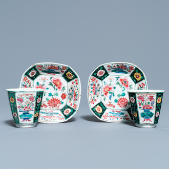 Een paar Chinese octagonale famille rose koppen en schotels, Qianlong