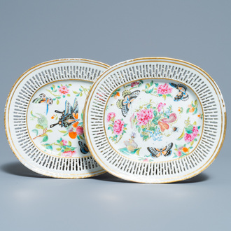 Een paar opengewerkte ovale Chinese Canton famille rose 'vlinder' schotels, 19e eeuw