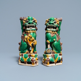 Een paar Chinese sancai-geglazuurde wierookstokhouders in de vorm van boeddhistische leeuwen, Kangxi