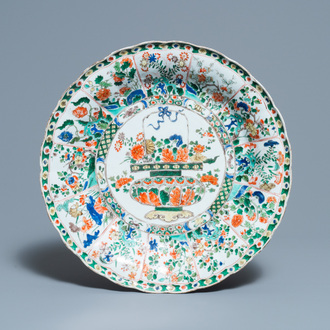 Een Chinese famille verte schotel met een bloemenmand, Kangxi