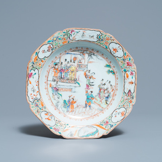 Een Chinees famille rose bord met mandarijns decor, Qianlong