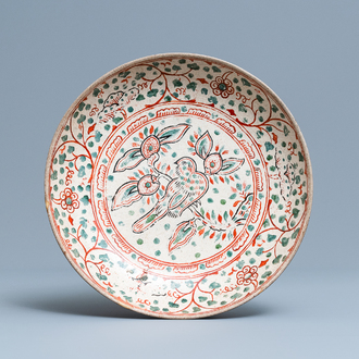 Een Vietnamese of Annamese polychrome schotel met een vogel, 15/16e eeuw