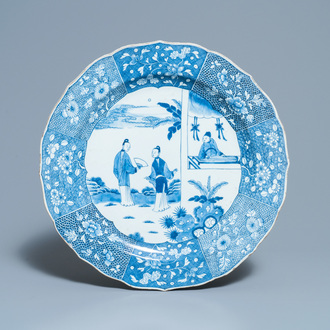 Een grote Chinese blauw-witte 'Xi Xiang Ji' schotel, Qianlong
