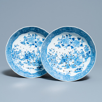 Een paar Chinese blauw-witte vergieten met dames in een tuin, Qianlong
