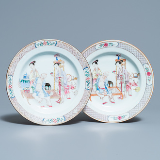 Een paar fijne Chinese famille rose 'ruby back' borden met figuren in een interieur, Yongzheng