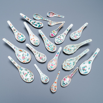 Twintig Chinese famille rose lepels voor de Straits of Peranakan markt, 19/20e eeuw