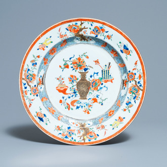 Een Chinese verte-Imari schotel met antiquiteiten, Yongzheng