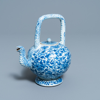 Een Chinese blauw-witte theepot met deksel, Kangxi