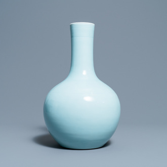 Een Chinese monochrome clair-de-lune flesvormige vaas met onderglazuur decor, 19/20e eeuw