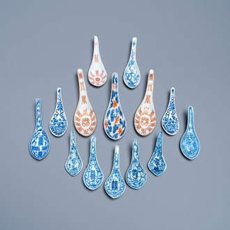 Veertien Chinese blauw-witte en ijzerrode lepels, Jiaqing, Daoguang en Tongzhi merk en periode en 20e eeuw