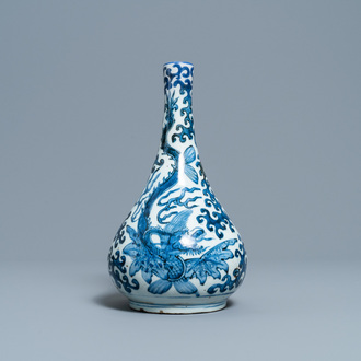 Een Chinese blauw-witte flesvormige 'zeedraken' vaas, Wanli