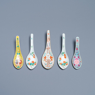 Vijf Chinese famille rose en polychrome lepels, Jiaqing en Daoguang merk en periode