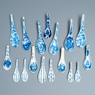 Zeventien Chinese blauw-witte lepels, 19/20e eeuw
