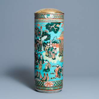 Een Chinese cilindrische famille verte vaas met turquoise fondkleur, 19e eeuw