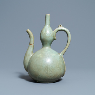 Een Koreaanse ingelegde celadon steengoed schenkkan, wellicht Goryeo, 13/14e eeuw