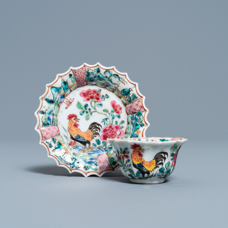 Een gelobde Chinese famille rose kop en schotel met hanen, Yongzheng