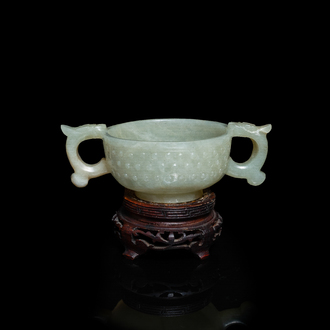 Een Chinese celadon jade libation cup, Ming