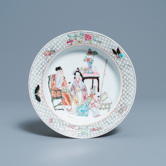 Een Chinees famille rose bord met figuren in een interieur, Yongzheng