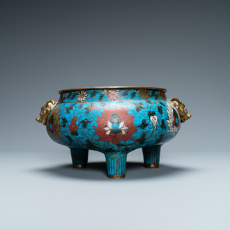 Een grote Chinese driepotige cloisonné wierookbrander, Ming