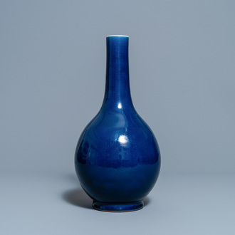 Een Chinese monochrome blauwe flesvormige vaas, Qianlong merk en periode