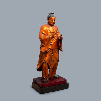Een zeer grote Chinese vergulde houten figuur van een staande man, 18/19e eeuw