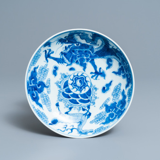 Een Chinees blauw-wit bord met een draak en een kylin, Yongzheng merk en periode