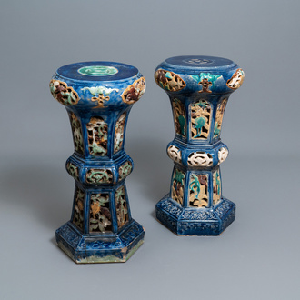 Een paar Vietnamese opengewerkte polychrome aardewerken sokkels, Lai Thieu, 1e helft 20e eeuw