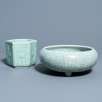 Een Chinese craquelé wierookbrander en een hexagonale celadon penselenbeker, 19e eeuw