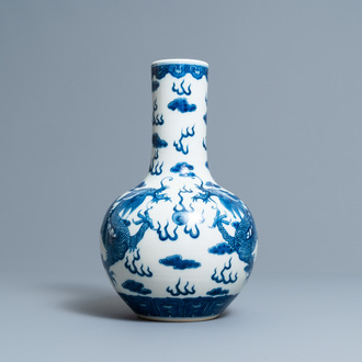 Een Chinese blauw-witte flesvormige 'draken' vaas, Yongzheng merk, 19e eeuw