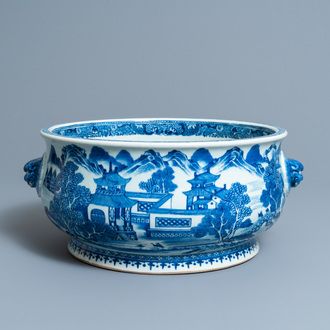Een grote Chinese blauw-witte wierookbrander met een landschap, Qianlong