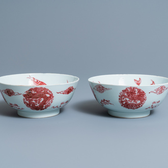 Een paar Chinese koperrode 'draken en karpers' kommen, Kangxi/Qianlong