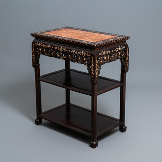 Een Chinese met parelmoer ingelegde houten etagère met marmeren bovenblad, 19e eeuw