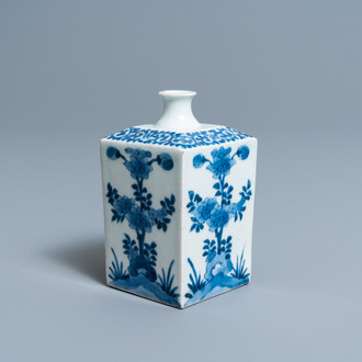 Een vierkante Japanse blauw-witte Kakiemon theebus, Edo, 17/18e eeuw