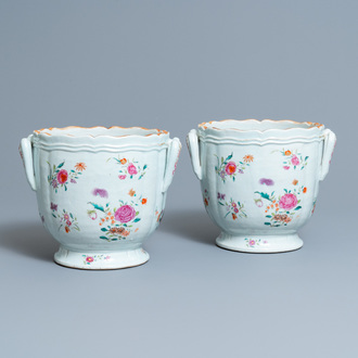 Een paar Chinese famille rose koelers met floraal decor, Qianlong