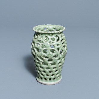 Een Chinese opengewerkte monochrome Longquan celadon penselenbeker, Ming