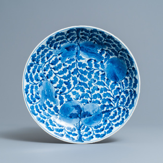 Een Chinese blauw-witte 'sanduo' schotel, Kangxi