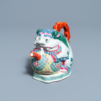 Een Chinese famille rose kan in de vorm van een boeddhistische leeuw, Qianlong/Jiaqing