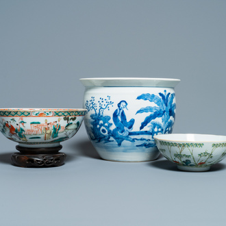 Een Chinese blauw-witte jardinière en twee famille verte kommen, 19/20e eeuw