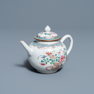 Een Chinese famille rose theepot met fijne bloemenmand, Yongzheng