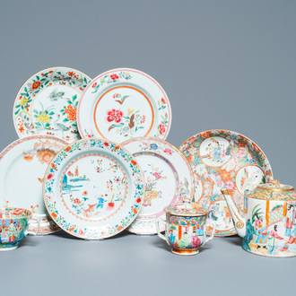 Zes Chinese famille rose borden, een theepot, een dekselkom en een kop, 18/19e eeuw