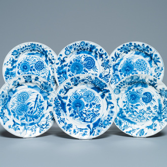 Zes Chinese blauw-witte borden met floraal decor, Kangxi