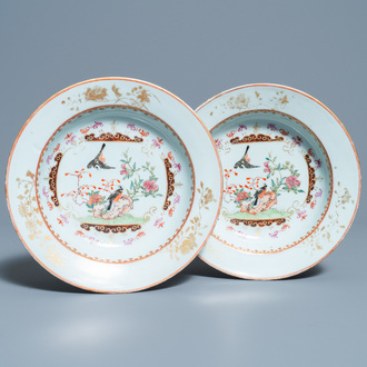 Een paar Chinese famille rose borden met vogels bij bloesemtakken, Yongzheng/Qianlong