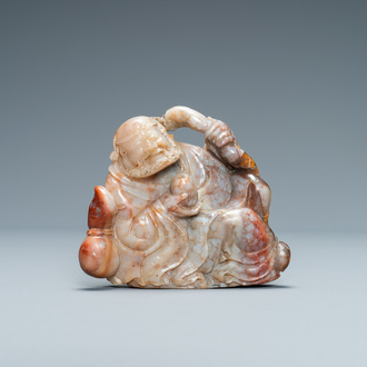 Een Chinees 'Shoushan' zeepstenen figuur van een onsterfelijke, Qing