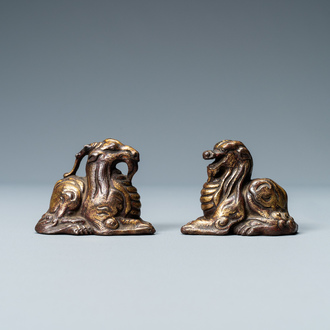Twee Chinese vergulde en gelakte bronzen scrollgewichten, late Ming