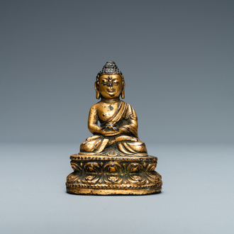 Een Sino-Tibetaanse vergulde bronzen figuur van Boeddha, Ming