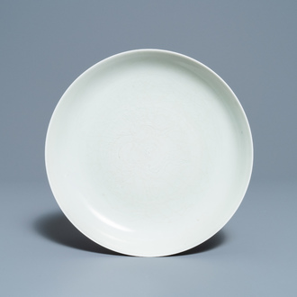 Een Chinese monochrome celadon onderglazuur 'draken' schotel, Qianlong/Jiaqing