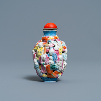 Een dubbelwandige opengewerkte Chinese famille rose '18 Luohans' snuiffles, Qianlong merk, 19e eeuw