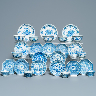 Zestien Chinese blauw-witte schotels en veertien koppen, Kangxi