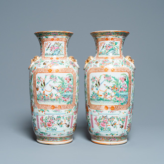 Een paar Chinese Canton famille rose vazen, 19e eeuw