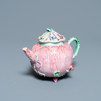 Een Chinese famille rose 'lotus' theepot met deksel, Yongzheng
